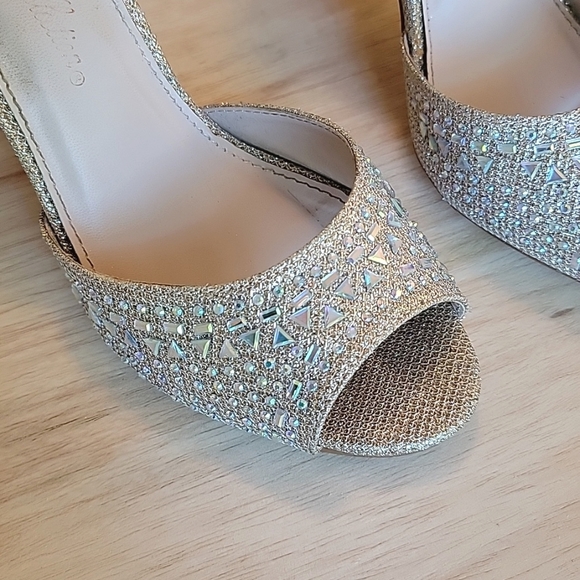 De Blossom Collection Peep Toe Rhinestone Ankle Strap Champagne Heels Size 6 1/2 - Picture 7 of 12